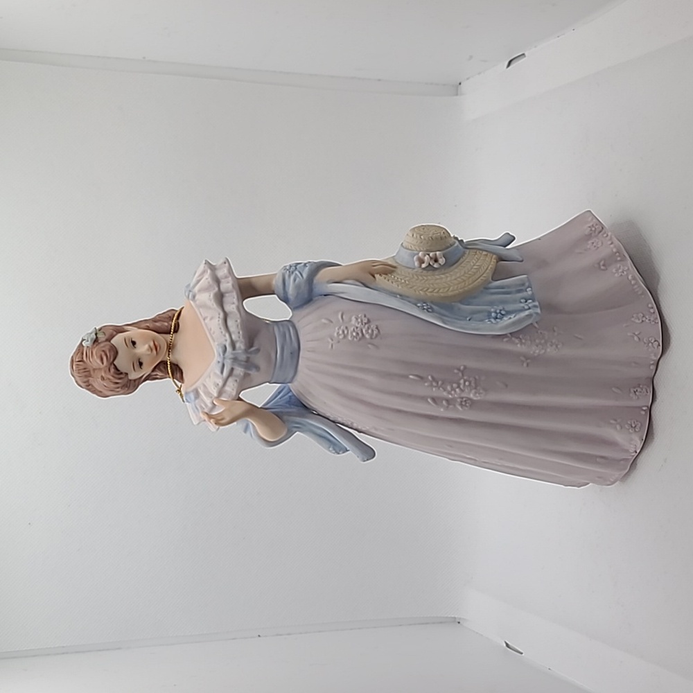 Retired HOME INTERIORS Figurine SARAH JANE 1998 Masterpiece Porcelain 11015-98